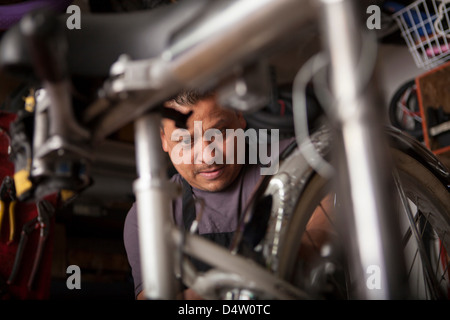 Mechaniker arbeiten im Fahrradgeschäft Stockfoto