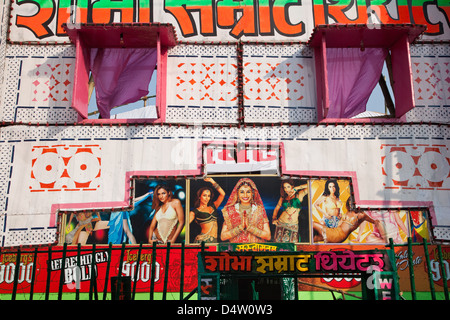Theater-Fassade im Sonepur Mela, Bihar, Indien Stockfoto