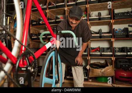 Mechaniker arbeiten im Fahrradgeschäft Stockfoto