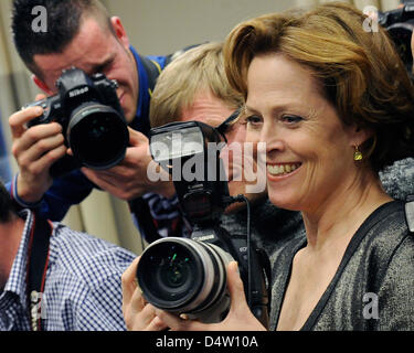 US-Schauspielerin Sigourney Weaver stellt zwischen Fotografen beim Photocall zum Film "Avatar" im Hotel de Rome in Berlin, Deutschland, 8. Dezember 2009. Der Film öffnet sich im Überangebot Kinos am 17. Dezember 2009. Foto: JENS KALAENE Stockfoto