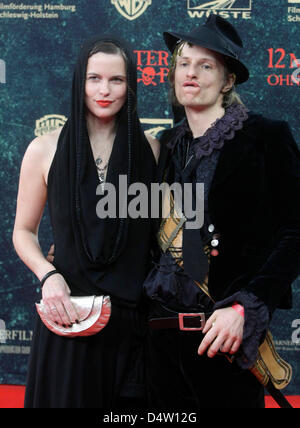 Deutscher Schauspieler Alexander Scheer und seine unbekannten Firma bei Premiere des Films "12 Meter Ohne Kopf stellen" ("12 Meter ohne Kopf") in Hamburg, Deutschland, 08 Deecember 2009. Der Film erzählt die Geschichte des Piraten Stoertebeker und öffnet am 10. Dezember 2009 in den deutschen Kinos. Foto: Ulrich Perrey Stockfoto