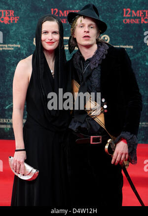 Deutscher Schauspieler Alexander Scheer und seine unbekannten Firma bei Premiere des Films "12 Meter Ohne Kopf stellen" ("12 Meter ohne Kopf") in Hamburg, Deutschland, 08 Deecember 2009. Der Film erzählt die Geschichte des Piraten Stoertebeker und öffnet am 10. Dezember 2009 in den deutschen Kinos. Foto: Ulrich Perrey Stockfoto