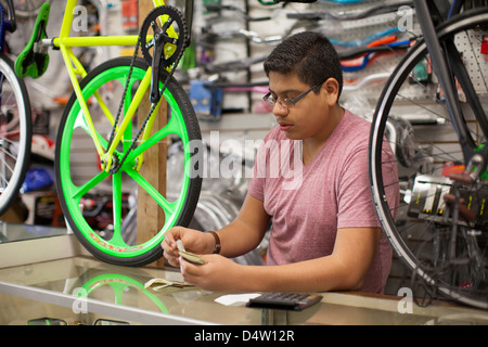 Mechaniker zählen bis in Fahrradgeschäft Stockfoto