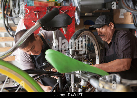 Mechanik im Fahrradgeschäft Stockfoto