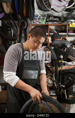 Mechaniker arbeiten im Fahrradgeschäft Stockfoto