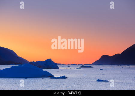 Eisberge bei Sonnenaufgang in der Rodefjord, Scoresby Sund, Grönland Stockfoto