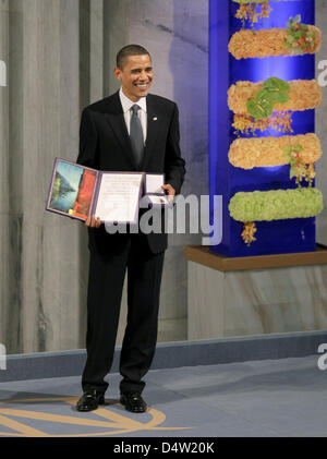 Die 2009 Friedensnobelpreisträger, US-Präsident Barack Obama stellt mit den Insignien des mit dem Friedensnobelpreis ausgezeichnet, die Medaille und das Diplom in der City Hall in Oslo, Norwegen, 10. Dezember 2009. Obama erhält den Preis für seine außerordentlichen Bemühungen zur Stärkung der internationalen Diplomatie und Zusammenarbeit zwischen den Völkern. Der Ausschuss hat Obamas Vision o besondere Bedeutung beigemessen Stockfoto