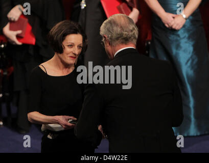 Deutsche Schriftstellerin Herta Mueller erhält den Nobelpreis für Literatur von König Carl XVI. Gustaf von Schweden in Stockholm, Schweden, 10. Dezember 2009. Jedes Nobel ist mit 950.000 Euro dotiert. Foto: Kay Nietfeld Stockfoto