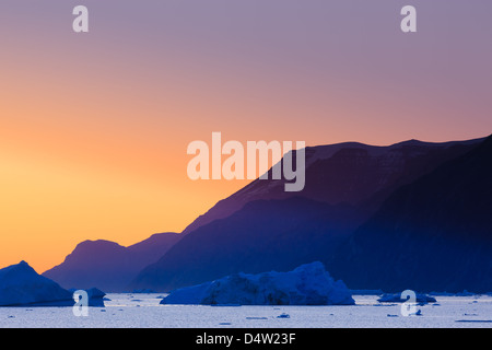 Eisberge bei Sonnenaufgang in der Rodefjord, Scoresbysund, Grönland Stockfoto