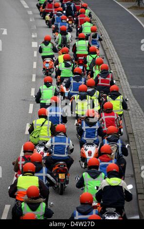 Etwa 100 Menschen fahren ihre Elektro-Roller durch Kiel, Deutschland, 11. Dezember 2009. Die Aktion namens "Road to Copenhagen" begann in den Niederlanden und zielt darauf ab, die CO2-neutrale auf der Klimakonferenz in Kopenhagen zu kommen. Fahrer verschiedene alternative Energieprojekte besucht und Gespräche mit Experten zum Schutz des Klimas. Foto: CARSTEN REHDER Stockfoto