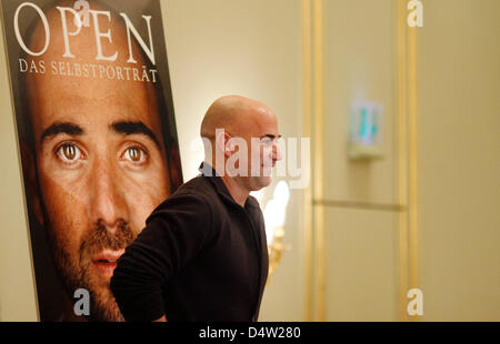 US-ehemaliger Tennisspieler Andre Agassi präsentiert seine Autobiographie "Open" in Berlin, Deutschland, 11. Dezember 2009. Foto: HANNIBAL Stockfoto