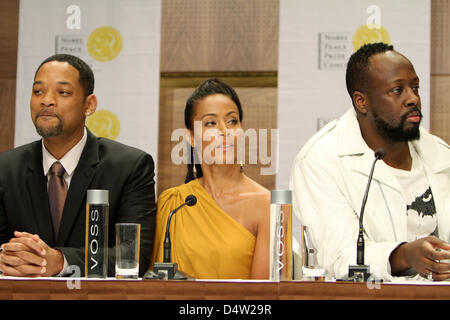 US-Schauspieler Will Smith (L), seine Frau US-Schauspielerin Jada Pinkett Smith (C) und USA Musiker Wyclef Jean (R) abgebildet während einer Pressekonferenz vor den Nobel Peace Prize Concert in Oslo, Norwegen, 11. Dezember 2009. Smith veranstaltet das Konzert zu Ehren des Nobel Peace Prize 2009 Laureate, US-Präsident Obama. Foto: Patrick van Katwijk Stockfoto