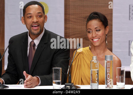 US-Schauspieler Will Smith (L) und seine Frau Schauspielerin Jada Pinkett Smith (R) abgebildet Nobel Peace Prize Concert in Oslo, Norwegen, während einer Pressekonferenz vor 11. Dezember 2009. Smith veranstaltet das Konzert zu Ehren des Nobel Peace Prize 2009 Laureate, US-Präsident Obama. Foto: Albert Nieboer (Niederlande) Stockfoto