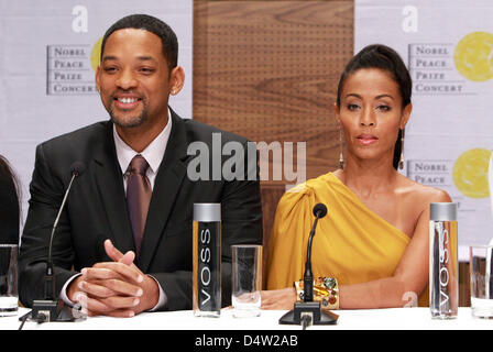 US-Schauspieler Will Smith (L) und seine Frau Schauspielerin Jada Pinkett Smith (R) abgebildet Nobel Peace Prize Concert in Oslo, Norwegen, während einer Pressekonferenz vor 11. Dezember 2009. Smith veranstaltet das Konzert zu Ehren des Nobel Peace Prize 2009 Laureate, US-Präsident Obama. Foto: Albert Nieboer (Niederlande) Stockfoto