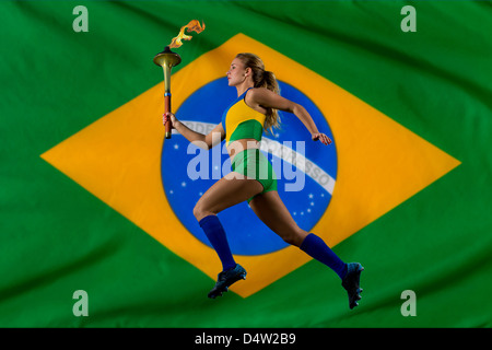 Brasilianische Läufer tragen Olympische Fackel Stockfoto