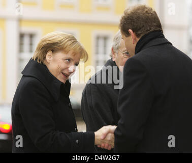 Deutsche Bundeskanzlerin Angela Merkel (L) kommt für die Trauerfeier für den verstorbenen Otto Graf Lambsdorff in Brandenburg, Deutschland, 12. Dezember 2009. Der ehemalige Vorsitzende der deutschen Liberalen Partei FDP ("freie demokratische Partei") und der ehemalige Bundesminister für Wirtschaft Otto Graf Lambsdorff gestorben 5. Dezember 2009 im Alter von 82 Jahren. Auf Wunsch von Lambsdorff wird es ein Staatsbegräbnis Stockfoto