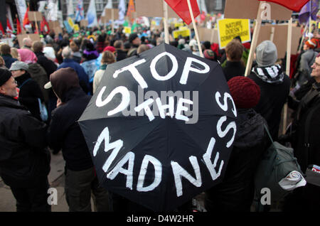 Zehntausende von Klima-Aktivisten demonstrieren anlässlich der Klimakonferenz in Kopenhagen, 12. Dezember 2009. Mehr als 500 Organisationen plädierte für eine Großdemonstration. Die Aktivisten fordern massive Hilfe für die Entwicklungsländer aus den reichen Staaten und eine weitreichende Klima-Abkommen. Foto: KAY NIETFELD Stockfoto