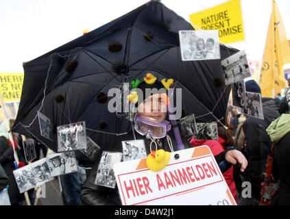 Zehntausende von Klima-Aktivisten demonstrieren anlässlich der Klimakonferenz in Kopenhagen, 12. Dezember 2009. Mehr als 500 Organisationen plädierte für eine Großdemonstration. Die Aktivisten fordern massive Hilfe für die Entwicklungsländer aus den reichen Staaten und eine weitreichende Klima-Abkommen. Foto: KAY NIETFELD Stockfoto