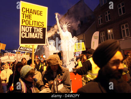 Zehntausende von Klima-Aktivisten demonstrieren anlässlich der Klimakonferenz in Kopenhagen, 12. Dezember 2009. Mehr als 500 Organisationen plädierte für eine Großdemonstration. Die Aktivisten fordern massive Hilfe für die Entwicklungsländer aus den reichen Staaten und eine weitreichende Klima-Abkommen. Foto: KAY NIETFELD Stockfoto