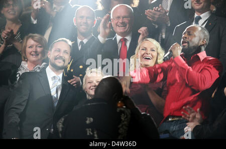 Musiker Wyclef Jean (vorne R) führt vor Kronprinz Haakon von Norwegen (vorne L), Kronprinzessin Mette-Marit und Marius Norwegen bei der Nobel Peace Prize Concert in Oslo Spektrum, in Oslo, Norwegen, 11. Dezember 2009. Das Konzert der diesjährigen Friedensnobelpreisträger uns Präsident Obama geehrt.  Foto: Patrick van Katwijk Stockfoto