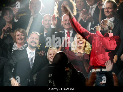 Musiker Wyclef Jean (vorne R) führt vor Kronprinz Haakon von Norwegen (vorne L), Kronprinzessin Mette-Marit und Marius Norwegen bei der Nobel Peace Prize Concert in Oslo Spektrum, in Oslo, Norwegen, 11. Dezember 2009. Das Konzert der diesjährigen Friedensnobelpreisträger uns Präsident Obama geehrt.  Foto: Patrick van Katwijk Stockfoto