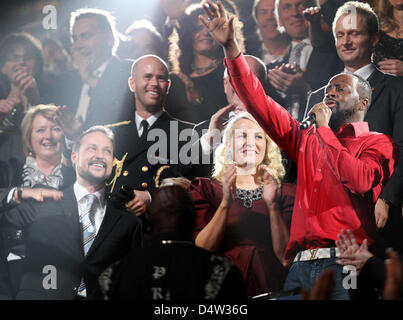 Musiker Wyclef Jean (vorne R) führt vor Kronprinz Haakon von Norwegen (vorne L), Kronprinzessin Mette-Marit und Marius Norwegen bei der Nobel Peace Prize Concert in Oslo Spektrum, in Oslo, Norwegen, 11. Dezember 2009. Das Konzert der diesjährigen Friedensnobelpreisträger uns Präsident Obama geehrt.  Foto: Patrick van Katwijk Stockfoto