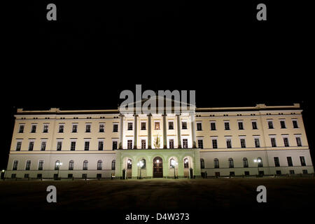 Der norwegische königliche Palast ist in Oslo, 12. Dezember 2009 für Weihnachten dekoriert. Der königliche Palast wurde in der ersten Hälfte des 19. Jahrhunderts als die norwegische Residenz des norwegischen und schwedischen Königs Charles III gebaut und dient als offizielle Residenz des heutigen norwegischen Monarchen. Foto: Patrick van Katwijk Stockfoto