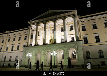 Der norwegische königliche Palast ist in Oslo, 12. Dezember 2009 für Weihnachten dekoriert. Der königliche Palast wurde in der ersten Hälfte des 19. Jahrhunderts als die norwegische Residenz des norwegischen und schwedischen Königs Charles III gebaut und dient als offizielle Residenz des heutigen norwegischen Monarchen. Foto: Patrick van Katwijk Stockfoto