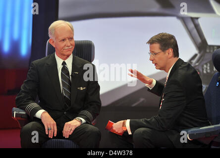 Chesley B. Sullenberger III (L), ist Pilot der US Airways und "Helden der Hudson", ein Gast zum Ende des Jahres deutschen Fernsehen Retrospektive "2009! Menschen, Bilder, Emotionen ("2009! Menschen, Bilder, Schlagzeuggeschäft ") moderiert von Guenther Jauch in Köln, 13. Dezember 2009. Sullenberger hatte 155 Passagiere gerettet in einem Notfall Notwasserung auf dem Hudson River in New York, Stockfoto