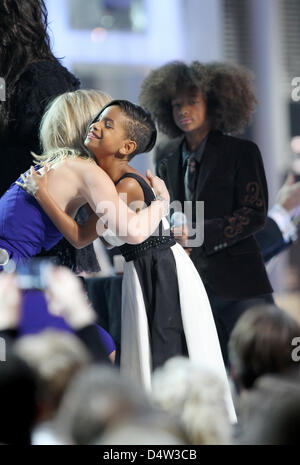 Actress Willow Smith (C) umarmt Sängerin Natasha Bedingfield (L), während Jaden Smith (R) Schauspieler auf der Bühne während der Nobel Peace Prize Concert in Oslo Spektrum in Oslo, Norwegen, 11. Dezember 2009 schaut. Das Konzert würdigt das diesjährige Friedensnobelpreis Friedensnobelpreisträger Barack Obama, Präsident der Vereinigten Staaten. Foto: Patrick van Katwijk Stockfoto