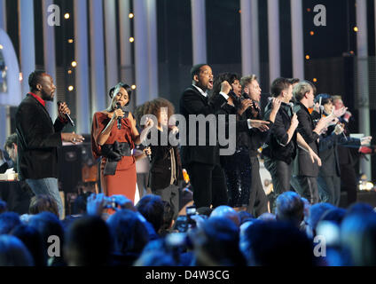 Musiker Wyclef Jean (L-R), Schauspieler Jada Pinkett Smith, Jaden Smith, Will Smith, Sänger, Donna Summer und der Band Westlife während Nobel Peace Prize Concert in Oslo Spektrum in Oslo, Norwegen, 11. Dezember 2009 durchführen. Das Konzert würdigt das diesjährige Friedensnobelpreis Friedensnobelpreisträger Barack Obama, Präsident der Vereinigten Staaten. Foto: Patrick van Katwijk Stockfoto