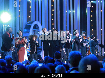 Musiker Wyclef Jean (L-R), Schauspieler Jada Pinkett Smith, Willow Smith, Jaden Smith, Will Smith, Sängerin Donna Summer, der Band Westlife, Musiker Alexander Rybak (2. R) und Seife Oper Schauspieler Luis Fonsi (R), Puerto-ricanischer Sänger und Komponist bei Nobel Peace Prize Concert in Oslo Spektrum in Oslo, Norwegen, 11. Dezember 2009 durchführen. Das Konzert ehrt das diesjährige Nobel Peace Pr Stockfoto