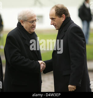 Bundeswirtschaftsminister Rainer Brüderle (FDP-l) Wird bin Samstag (12.12.2009) von Alexander Graf Lambsdorff Zur Trauerfeier Für Den Verstorbenen FDP-Ehrenvorsitzenden Otto Graf Lambsdorff Vor Dem Dom in Brandenburg/Havel Empfangen. Der Dependance FDP-Parteivorsitzende Und Bundeswirtschaftsminister Otto Graf Lambsdorff Krieg bin 5. Dezember 2009 Im Alter von 82 Jahren Gestorben. Auf Wu Stockfoto