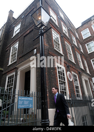 Ein Mann in einem Anzug zu Fuß vorbei an Dr. Samuel Johnson House Gough Square, Central London, England UK KATHY DEWITT Stockfoto