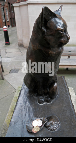 Hodge Katze Statue vor Dr. Samuel Johnsons Haus in Gough Square, Central London, England UK KATHY DEWITT Stockfoto