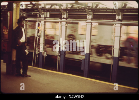 Ein Foto vom Mai 1973, das einen Mann zeigt, der sich vom Brüllen eines sich nähernden U-Bahn-Zuges in New York City zurückzieht. Das Bild erfasst die Intensität und den Alltag des städtischen Nahverkehrs. Stockfoto