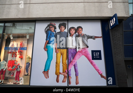 Lücke Kleidung Shop Werbung mit bunten Hüpfburg Pre Teen Kinder in bunten Outfits für Frühjahr 2013 London England UK Stockfoto