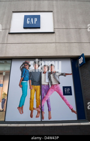 Lücke Kleidung Shop Werbung mit bunten Hüpfburg Pre Teen Kinder in bunten Outfits für Frühjahr 2013 London England UK Stockfoto