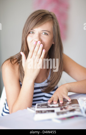 Teenager-Mädchen Keuchen beim Magazin Stockfoto