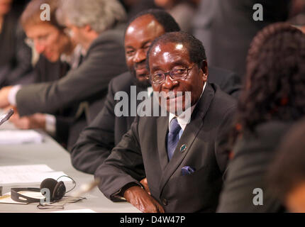 Präsident von Simbabwe, Robert Mugabe besucht die feierliche Eröffnung der Konferenz der Minister bei der UN-Weltklimakonferenz in Kopenhagen, Dänemark, 15. Dezember 2009. Die Konferenz ist die entscheidende Phase getreten. Foto: KAY NIETFELD Stockfoto