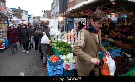 Leute, die Obst und Gemüse kaufen, Mann mit Tweed-Jacke und Tragetasche im Chapel Market Islington North London England UK KATHY DEWITT Stockfoto