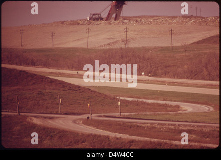 Die „Silver Spade“, eine große Schaufel im Besitz der Hanna Coal Company, dominiert die Landschaft nahe der Route 9 zwischen Cadiz, Ohio und Steubenville im Oktober 1973. Stockfoto