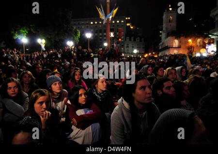 19. März 2013 - Buenos Aires, Argentinien - die Installation von Papst Francis Tausende von Gläubigen auf riesigen Bildschirmen neben Buenos Aires Kathedrale folgt. (Bild Kredit: Patricio Murphy/ZUMAPRESS.com ©) Stockfoto