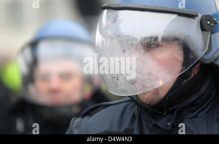 Dänische Polizisten mit beschlagenen Sehenswürdigkeiten während einer Demonstration von Umweltaktivisten am Rande der UN-Weltklimakonferenz im Bella Convention Center in Kopenhagen, 16. Dezember 2009. Die Polizei verhindert, dass die Aktivisten immer in das Gebäude. Etwa 250 Aktivisten wurden festgenommen. Die Konferenz ist die entscheidende Phase getreten. Foto: KAY NIETFELD Stockfoto