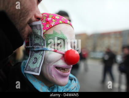 Ein Umweltaktivist, gekleidet wie ein Clown nimmt Teil an einer Demonstration am Rande der UN-Weltklimakonferenz im Bella Convention Center in Kopenhagen, 16. Dezember 2009. Die Polizei verhindert, dass die Aktivisten immer in das Gebäude. Etwa 250 Aktivisten wurden festgenommen. Die Konferenz ist die entscheidende Phase getreten. Foto: KAY NIETFELD Stockfoto