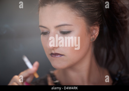 Teenager-Mädchen in dunkle Make-up Rauchen Stockfoto