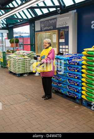 Frau für Marie Curie Cancer Care Charity im Vorhof des Supermarktes zu sammeln. Stockfoto