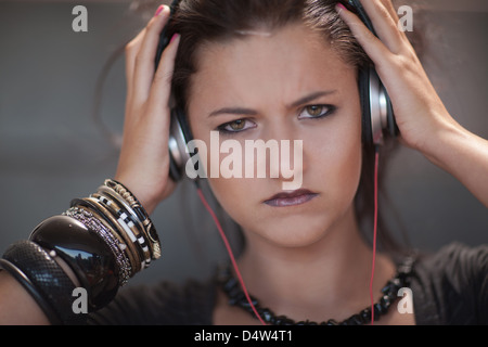 Wütende Teenager-Mädchen mit Kopfhörern Stockfoto