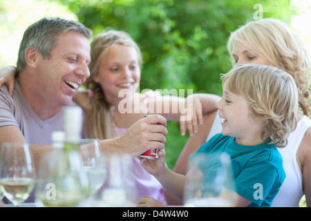 Vater Sohn Soda am Tisch geben Stockfoto