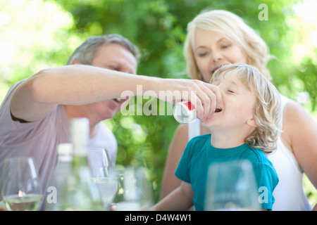 Vater Sohn Soda am Tisch geben Stockfoto